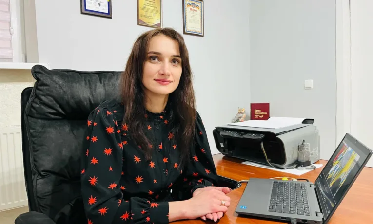 «Наша телерадіокомпанія в медіапросторі вже понад 30 років. Прагнемо й надалі розвиватись і в найближчому майбутньому стати публічним медіа», – Ірина Кравець, директорка ТРК «Надвірна»