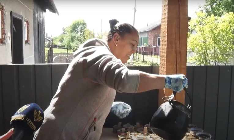 Сестри з Франківщини створюють окопні свічки для фронту