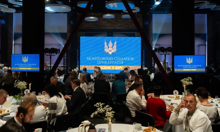 Молитва, єдність і благодійність: у Франківську відбувся VI Молитовний сніданок
