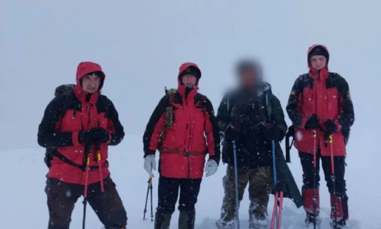 Говерла ледь не стала фатальною: рятувальна група ДСНС врятувала туриста у Карпатах