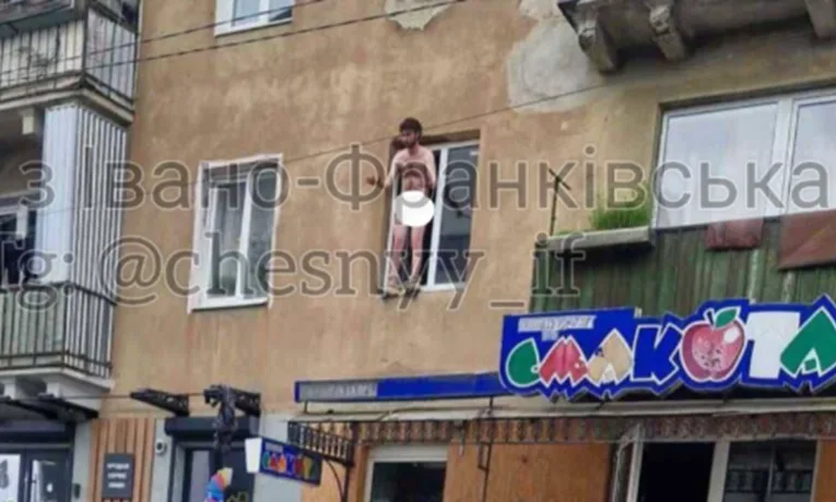 У Коломиї чоловік оголився у вікні будинку і викрикував перехожим