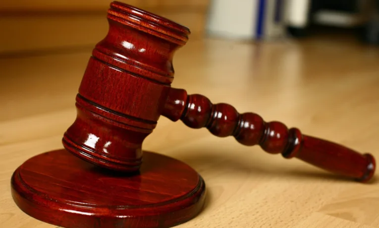 На Франківщині суд арештував водія, який у стані сп’яніння врізався в бетонну огорожу будинку