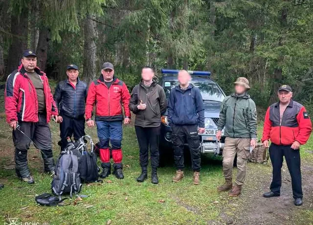 Застали негода і виснаження: у Карпатах врятували трьох туристів
