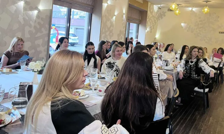 Молитва і благодійність: у Франківську вперше відбувся жіночий молитовний сніданок