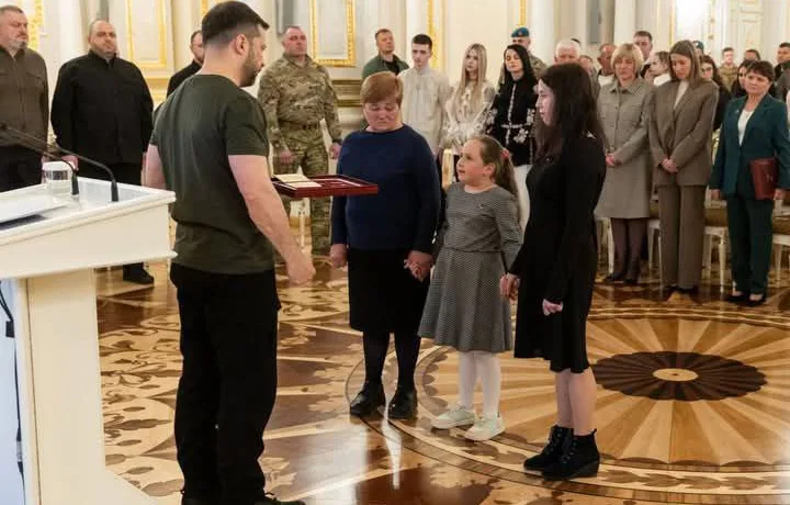 Він віддав життя за Україну: сім’я Ярослава Марціновського з Прикарпаття отримала орден “Золота Зірка”