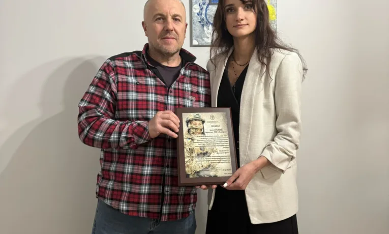 Подяка з фронту: директорка ТРК "Надвірна" отримала відзнаку від батальйону «Свобода»