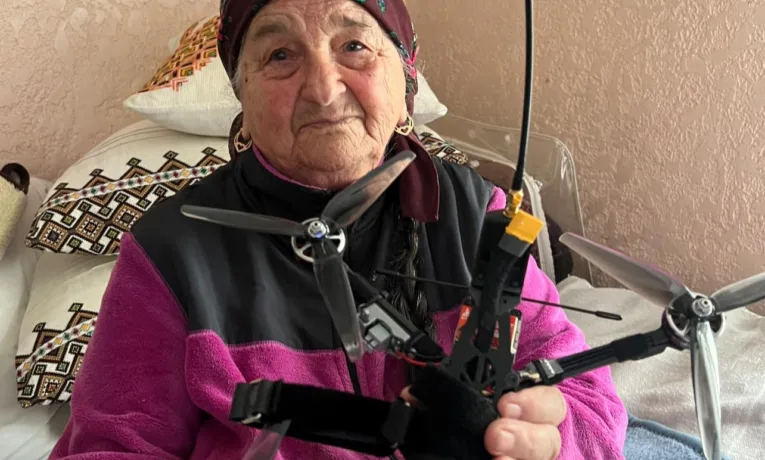 90-річна прикарпатка передала заощадження на дрон для ЗСУ