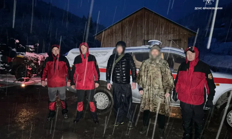 Смарт-годинник врятував життя: у Карпатах відшукали заблукалих мандрівників