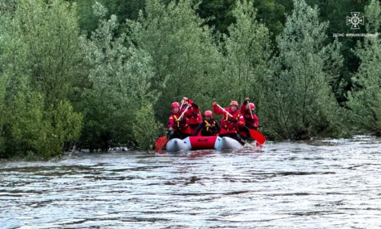 Рятувальники на річці