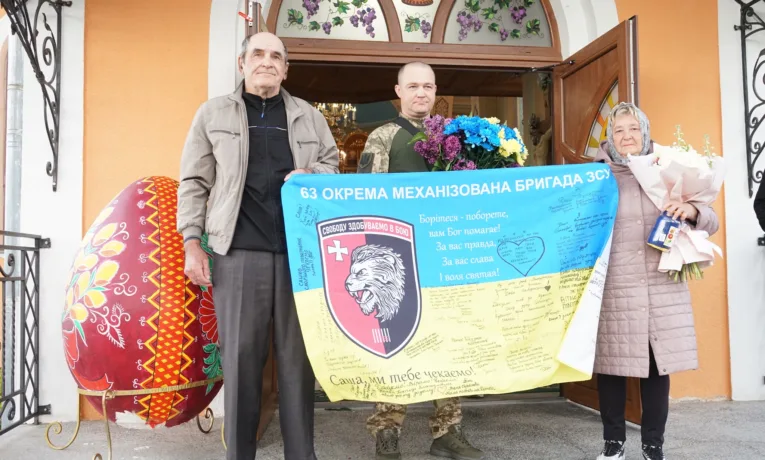 На Прикарпатті урочисто зустріли воїна, який повернувся з 30-місячного російського полону