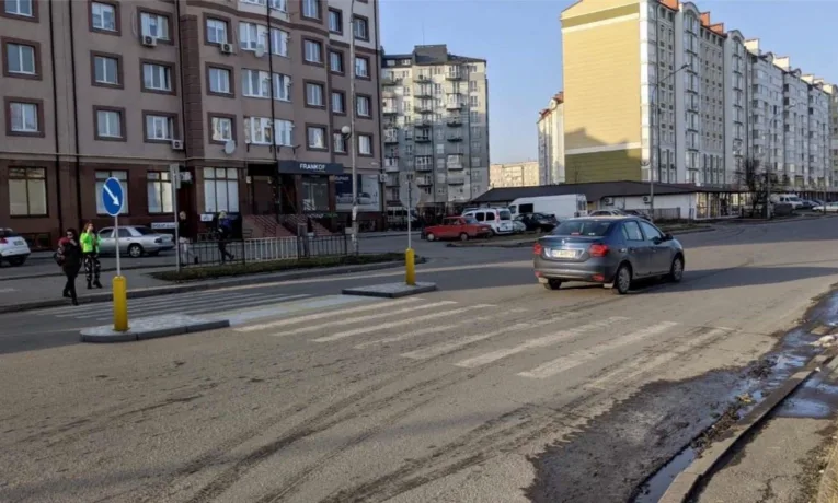 Біля "Арсену" стартували роботи з облаштування острівця безпеки