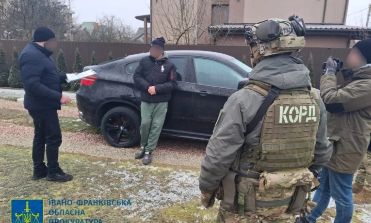 На Прикарпатті правоохоронці викрили організовану злочинну групу, яка налагодила масштабний збут наркотиків