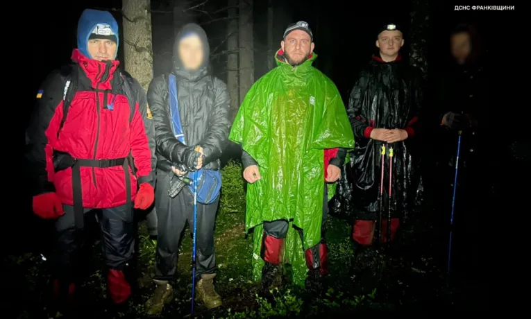 На Прикарпатті рятувальники знайшли двох зниклих туристів поблизу озера Несамовите