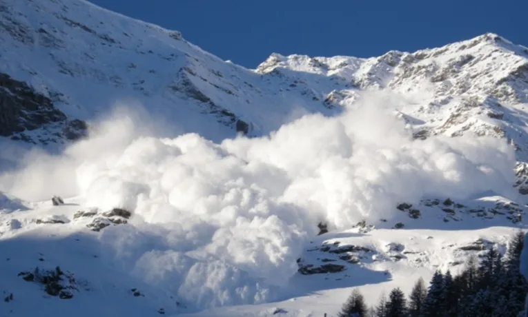 Трагедія у Карпатах: турист із Києва загинув, зірвавшись зі снігового карнизу