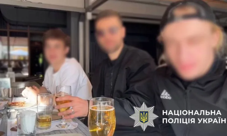 Поліція притягнула до відповідальності «блогерів», які напідпитку у прямому ефірі хизувались наявністю незареєстрованої зброї