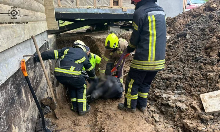 У Яблуниці чоловіка засипало в траншеї