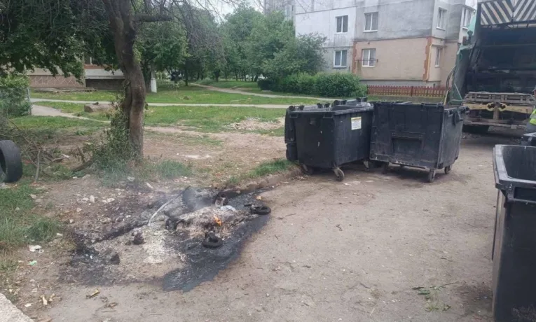 Хвиля підпалів: у Калуші невідомі нищать пластикові баки для сміття