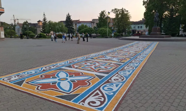 Спільними зусиллями: у центрі Галича відновили вишивану композицію