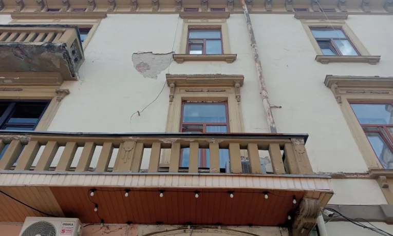 У центрі Франківська обвалилася частина фасаду старовинного будинку