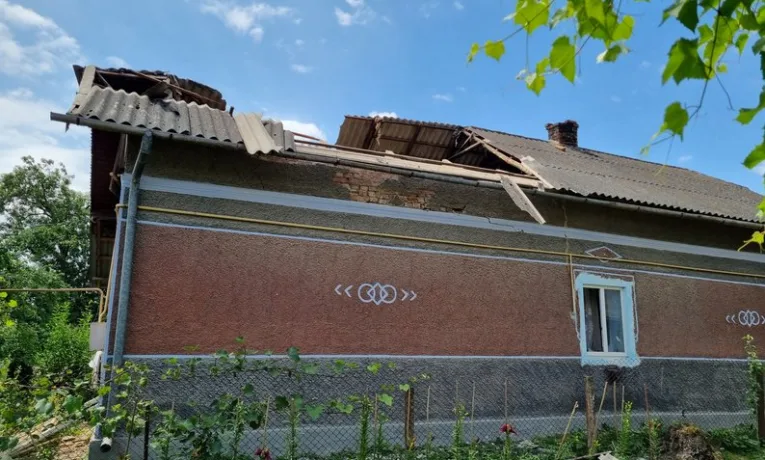 На Франківщині ракета РФ понівечила будинок і травмувала бабусю