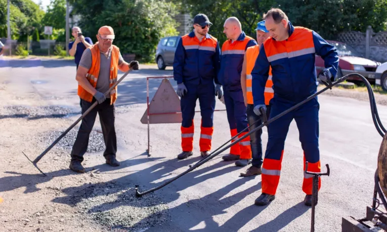 Руслан Марцінків особисто взявся за латання ям у Хриплині