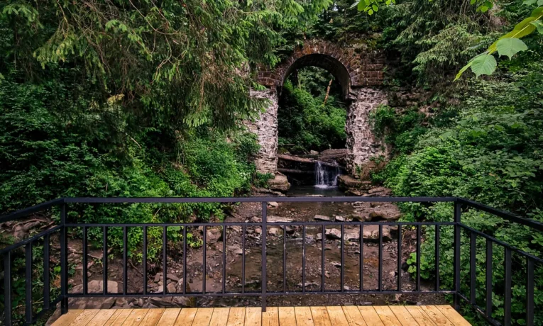 У Ворохті відновили оглядовий місток біля віадука