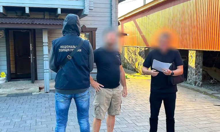 У Надвірнянському районі затримали двох чоловіків за незаконний обіг зброї