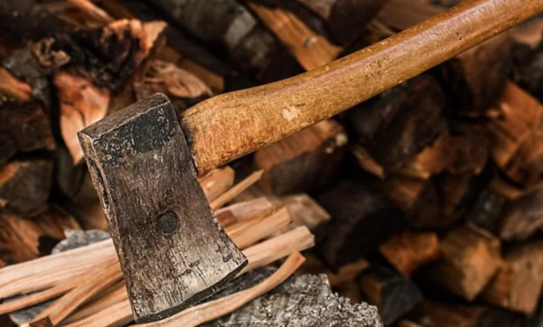 На Прикарпатті чоловік погрожував поліцейському сокирою