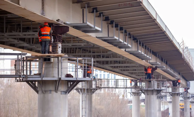 У Франківську опустили металевий каркас «Галицького мосту»