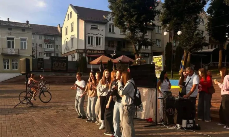 У Калуші відбувся благодійний караоке-вечір на підтримку ЗСУ