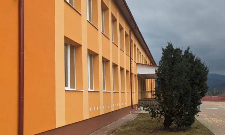 На Прикарпатті викрили розкрадання 446 тис. грн під час ремонту фасаду ліцею