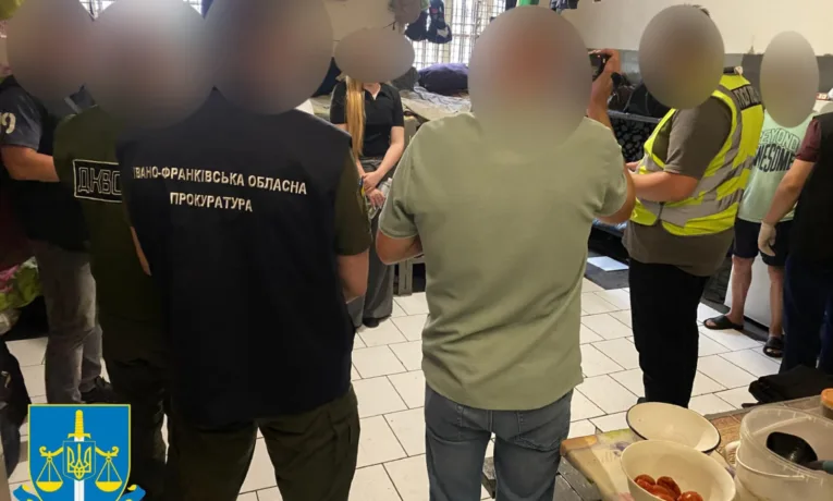 Групу осіб підозрюють у постачанні наркотиків до колонії на Франківщині