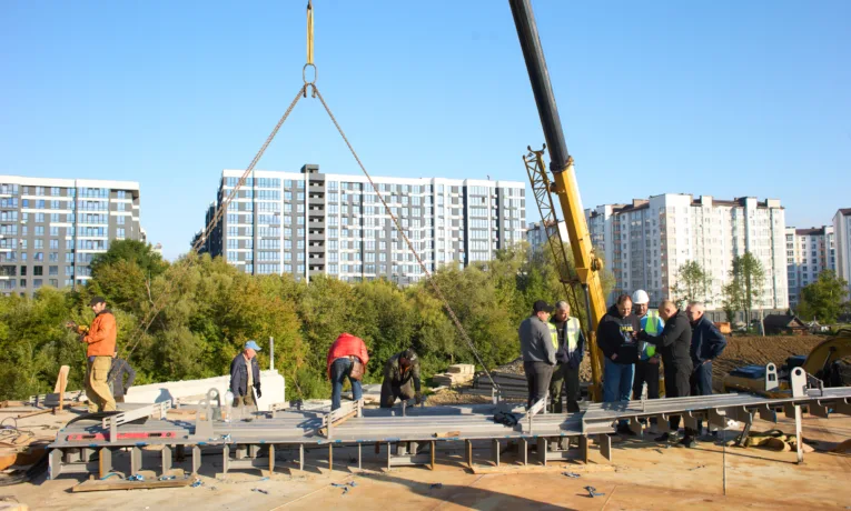 Руслан Марцінків проїхався на мотоциклі новим мостом на Пасічну
