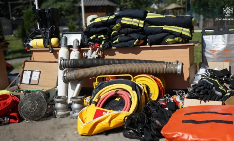Рятувальники Франківщини отримали сучасне обладнання від партнерів з Німеччини