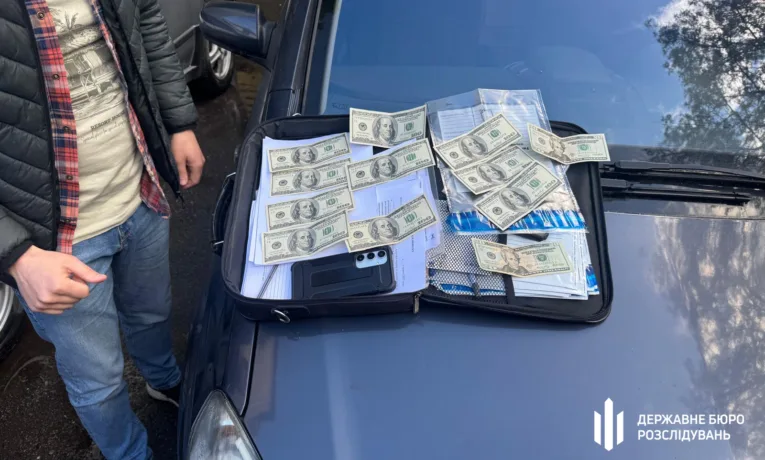 На Прикарпатті судитимуть правоохоронця, який продавав дані з держреєстрів