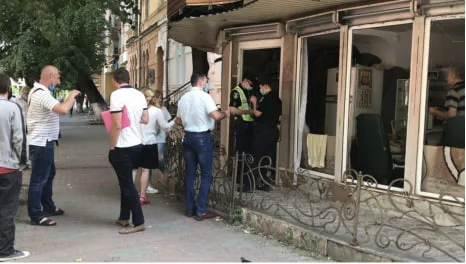 ФОТО: Член ОЗУ Чорна вдова Любомир Сорока за підробленими документами віджимає приміщення у Франківську (Суспільне Карпати)
