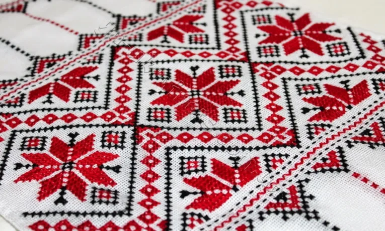 Дерева у вишиванках: мистецька акція відбудеться у сквері Міцкевича