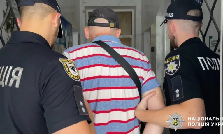 У Франківську затримали чоловіка, який пограбував 15-річну дівчину в автобусі