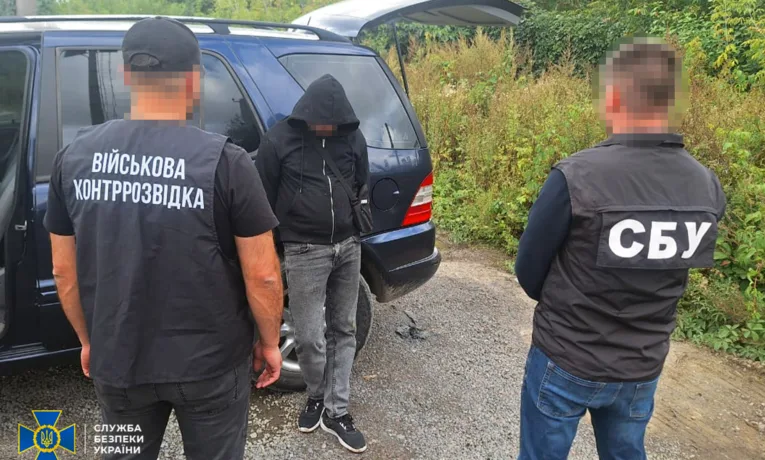 На Прикарпатті викрили керівника благодійного фонду на схемі втечі ухилянтів