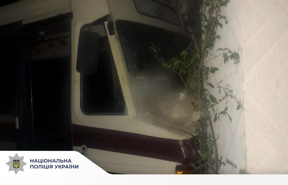 На Тлумаччині автобус в’їхав у житловий будинок