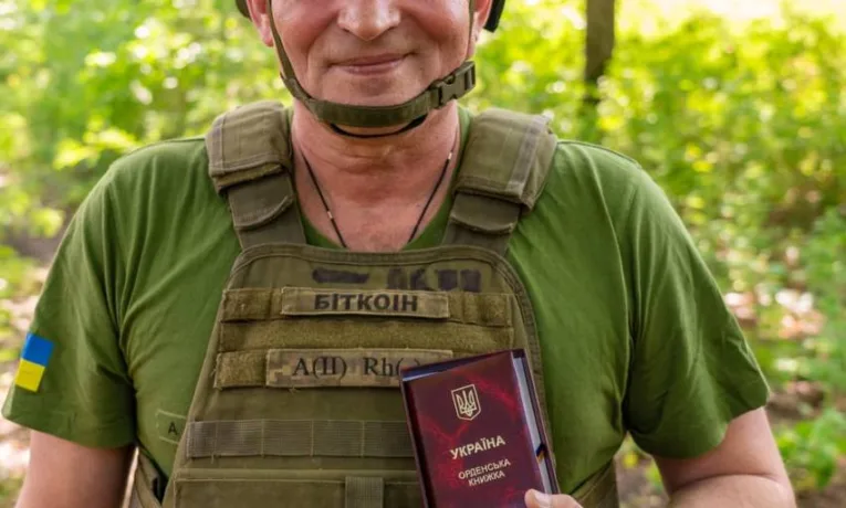 Бойовий медик із Калуша отримав відзнаку за мужність і самовідданість