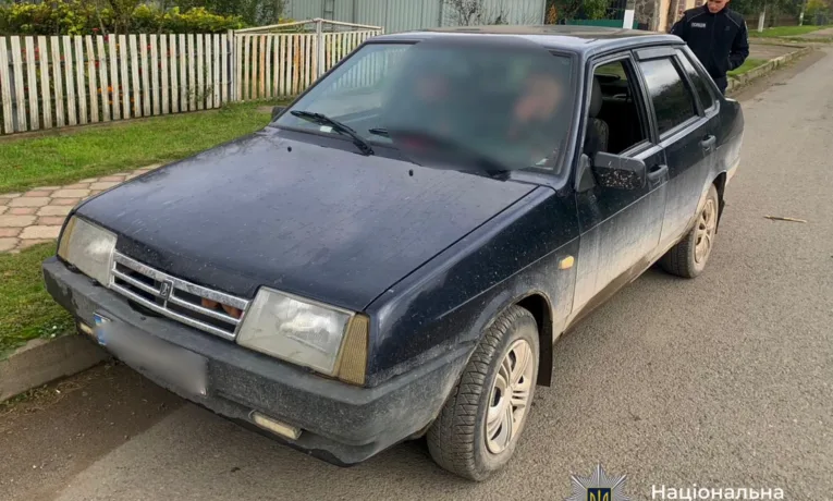 На Франківщині чоловік прив’язав собаку до авто й тягнув дорогою