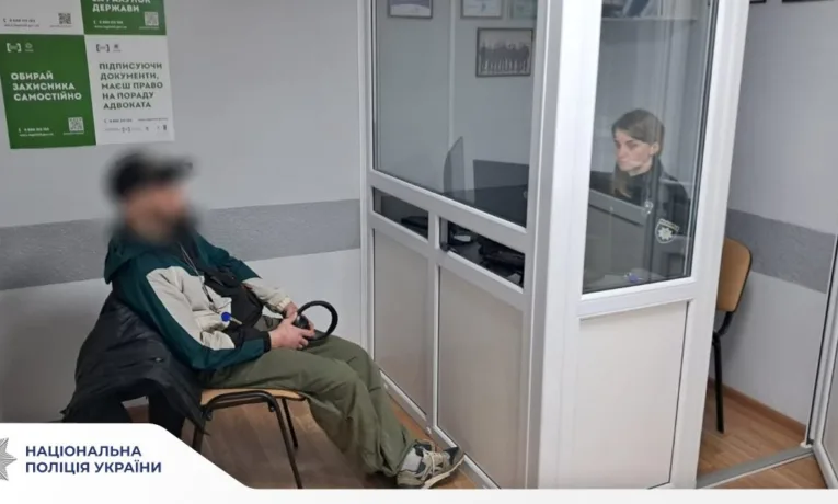 На Калущині затримали чоловіка, який продавав психотропи та бойову гранату