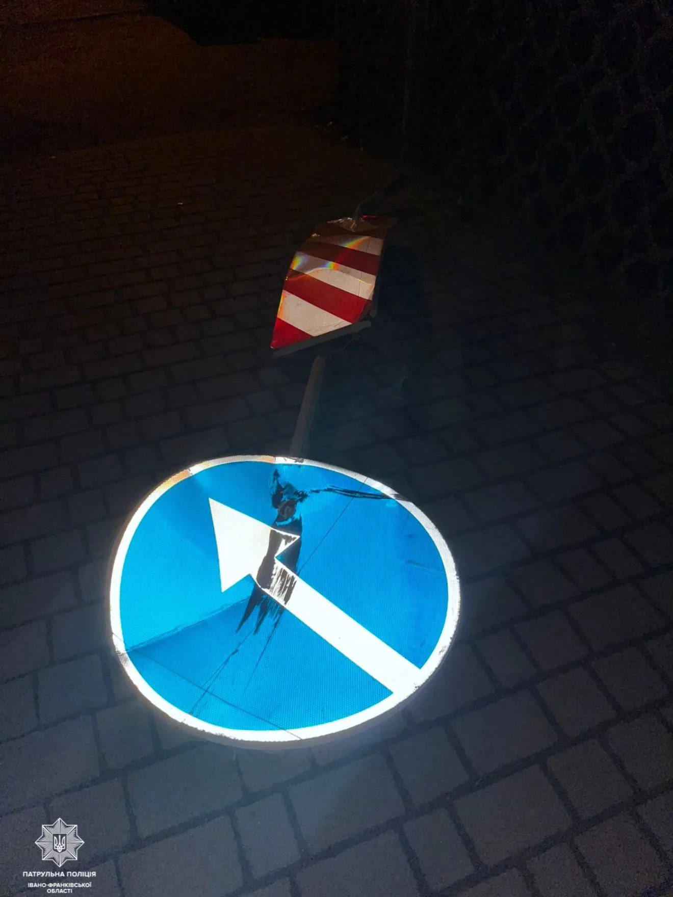 На Крихівецькій водій BMW не дотримався швидкості й збив знак