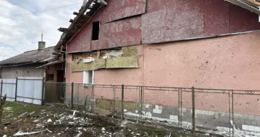 Вибиті вікна та пошкоджені фасади: Єзупільська громада ліквідовує наслідки атаки