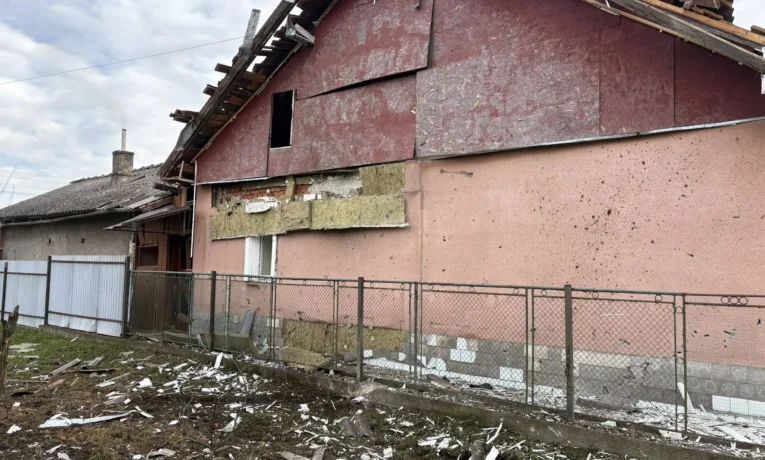 Вибиті вікна та пошкоджені фасади: Єзупільська громада ліквідовує наслідки атаки