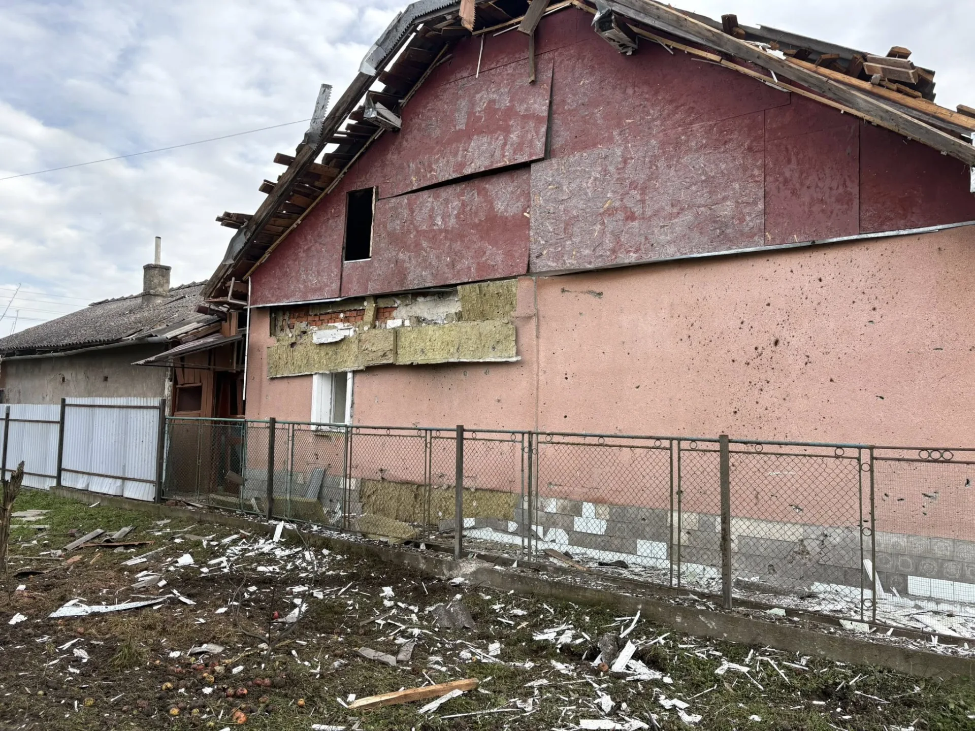 Вибиті вікна та пошкоджені фасади: Єзупільська громада ліквідовує наслідки атаки