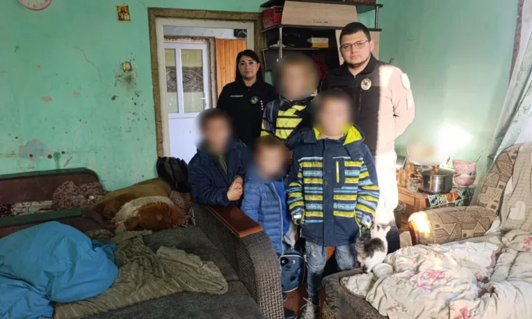 Антисанітарія й відсутність їжі: на Коломийщині ювенальні поліцейські врятували дітей