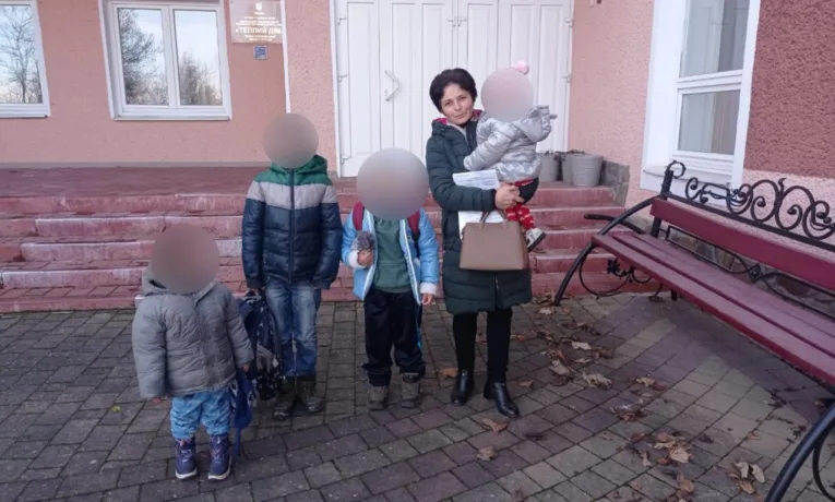 На Городенківщині ювенальні поліцейські вилучили чотирьох дітей із неблагополучної сім’ї