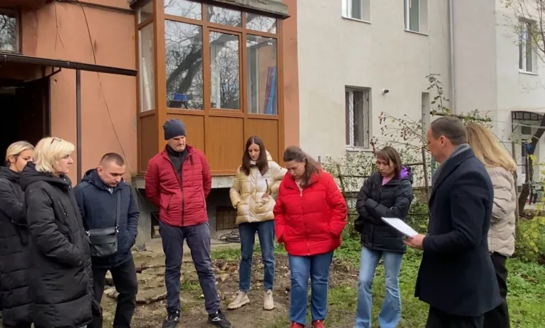 У Франківську мешканці блокують встановлення пандуса для дитини з інвалідністю